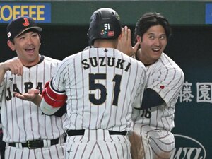 「対戦相手に拍手」「じつは応援歌にノリノリ」“Netflix中継が映さない”大谷翔平の素顔…侍ジャパンのベンチで何してる？ 現地記者が感じた「前回大会との違い」