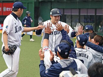 日本一を知る西武・中村剛也の意地。「本塁打狙い、変えるつもりはない」＜Number Web＞ photograph by Kyodo News