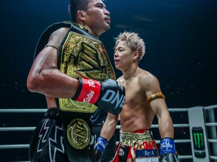 「あれだけ蹴っても倒れなかった…」武尊を筋断裂に追い込んだ王者スーパーレックはなぜ敗者を称えたのか? 互いに限界を超えた激闘のウラ側<Number Web> photograph by ONE Championship