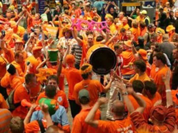 ピッチの外でも、優勝候補はオレンジ軍団。＜Number Web＞ photograph by Yoshiyuki Ohtomo