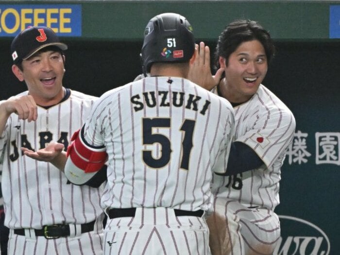 「対戦相手に拍手」「じつは応援歌にノリノリ」“Netflix中継が映さない”大谷翔平の素顔…侍ジャパンのベンチで何してる？ 現地記者が感じた「前回大会との違い」＜Number Web＞ photograph by Hideki Sugiyama