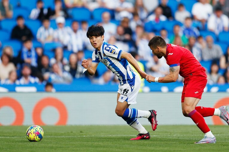 「TAKEあなたは最高です、と日本語で…」久保建英21歳はソシエダで愛される「日本人最多リーガ6点目＋“MVPタケクボ”コール」を撮った(30)