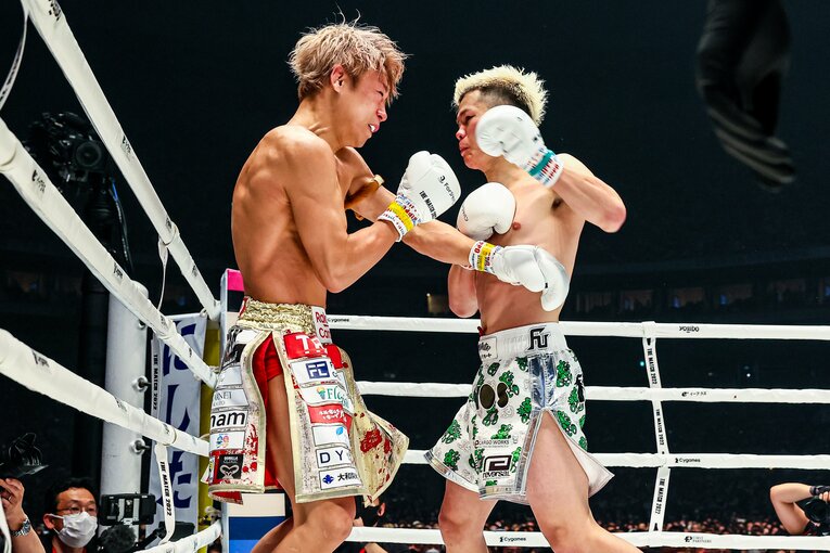 ロープ際の攻防　©THE MATCH 2022/Susumu Nagao