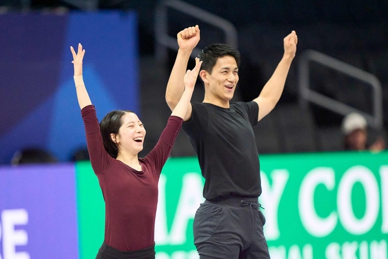 世界選手権の公式練習で笑顔をみせるりくりゅうペア　©︎AFLO