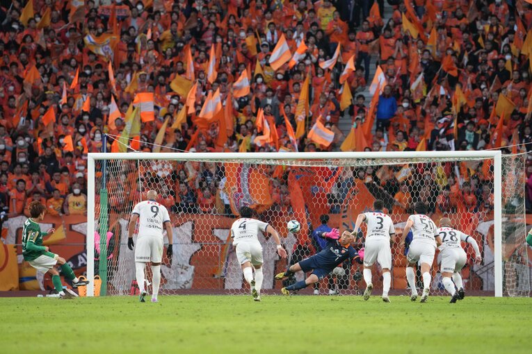 染野唯月のPKは大久保択生の指先をかすめてゴールに吸い込まれた　©Masashi Hara