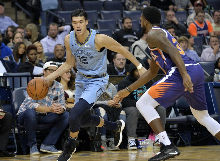 フェニックス・サンズ戦でNBAデビューを飾った渡邊雄太　©AP/AFLO