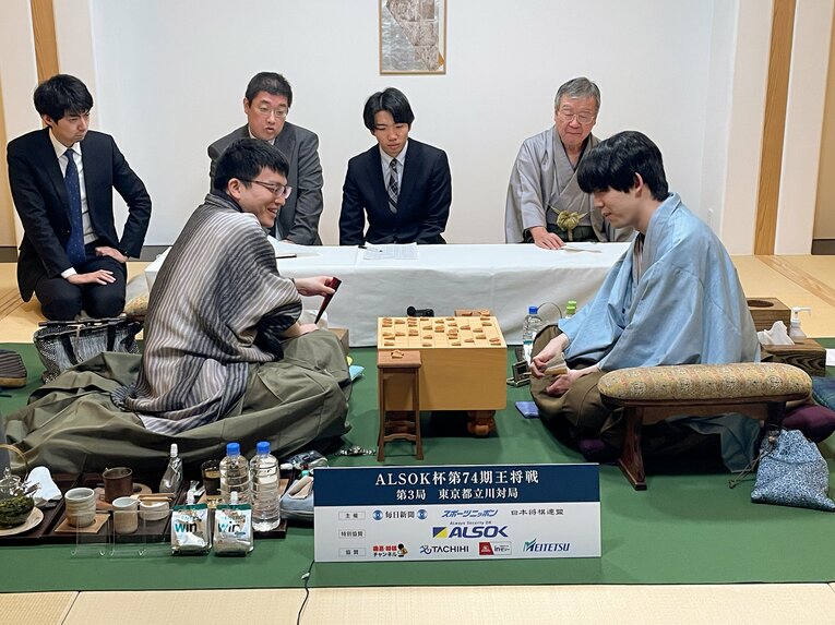 王将戦第3局、対局終了後の感想戦にて　©Shintaro Okawa