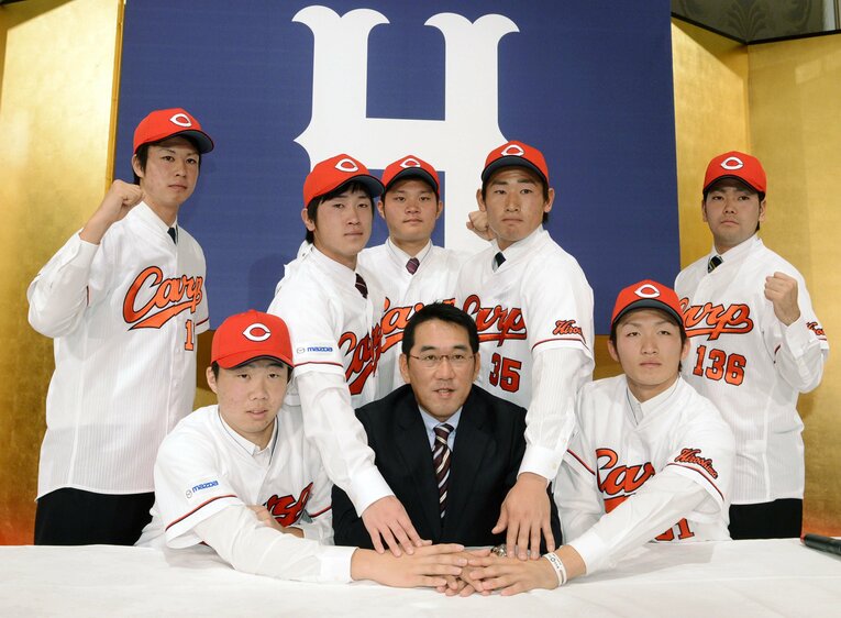 2012年、広島の新入団記者会見でポーズを取る（前列左から反時計回りに）高橋大樹外野手、野村監督、鈴木誠也内野手、森下宗外野手、下水流昂外野手、美間優槻内野手、上本崇司内野手、辻空投手　©共同通信社
