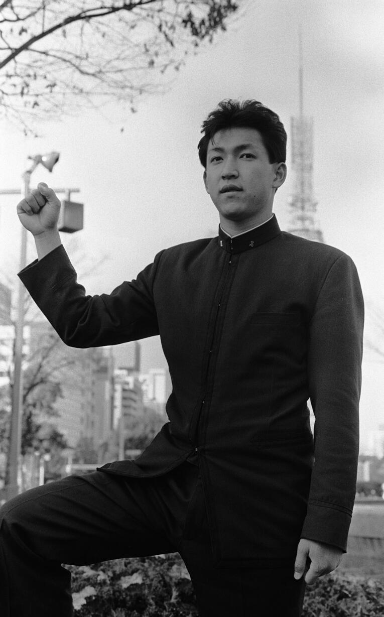 入団発表を終え、近くの公園でポーズをとる立浪和義（PL学園高）　©JIJI PRESS