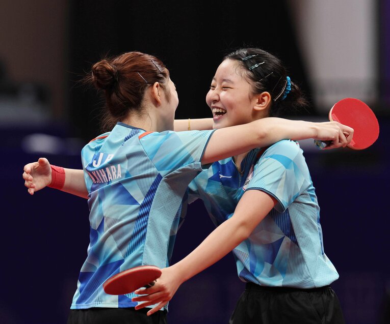 2023年のアジア大会団体準決勝にて、中国の孫穎莎・王曼昱に勝利した張本と木原美悠　©JIJI PRESS