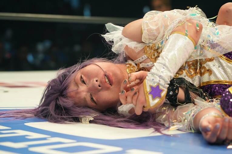 3カウントのフォール負けで引退が決まった中野たむ。リングに横たわりながら、勝者・上谷沙弥の手を握っていた　©Essei Hara