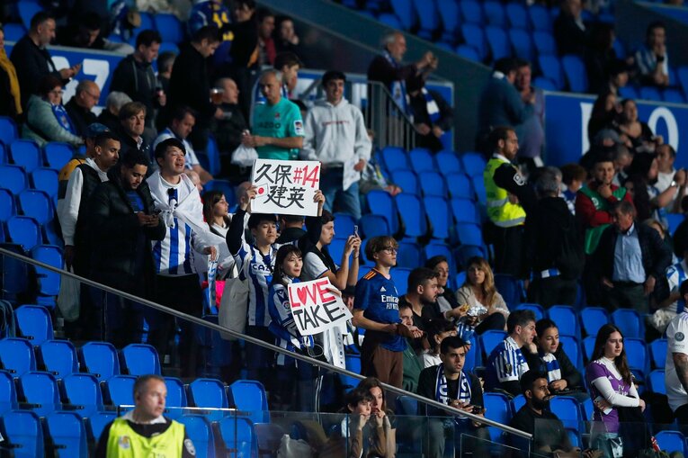 「久保建英がスペイン紙の一面に！」子供サポ「タケが決めるよ」予言通りマドリーを圧倒“ソシエダの熱狂”は翌日も…カメラマンは見た(6)