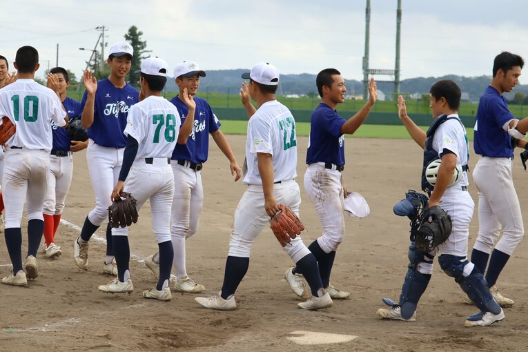 試合が終わり健闘を称えあう　©Kou Hiroo