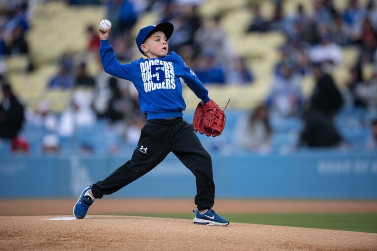 【“大谷とおともだち”長男チャーリー君とフリーマンの始球式】（全10枚中の6枚目）　©Nanae Suzuki