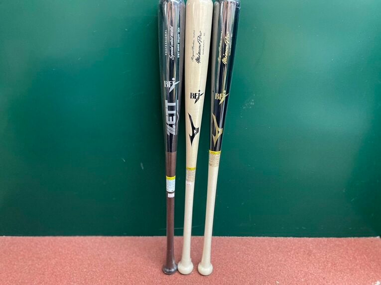 木製バット。写真左から、オリックスの森友哉モデル（ゼット）、二岡智宏さんモデル（ミズノ）、イチローさんモデル（ミズノ）