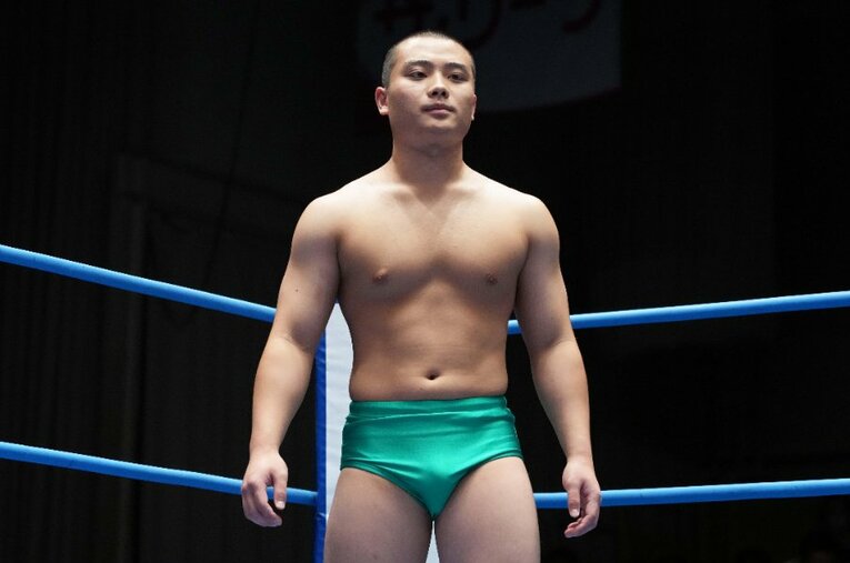 今年5月31日、巡業バスとの接触事故に遭った全日本プロレスの長尾一大心。デビューから11カ月目の9月7日、21歳の若さで死去した ／ photograph by Essei Hara