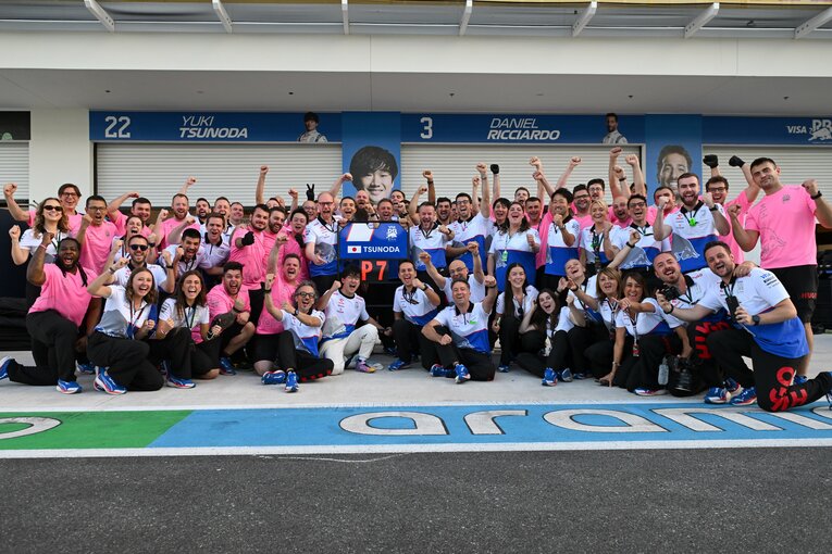 マイアミGP7位入賞を喜ぶ角田とチームのスタッフたち　©Getty Images / Red Bull Content Pool