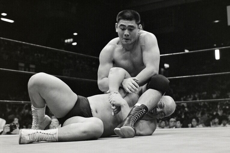 小杉の腕を取りにいく武藤。1985年6月11日、東京体育館