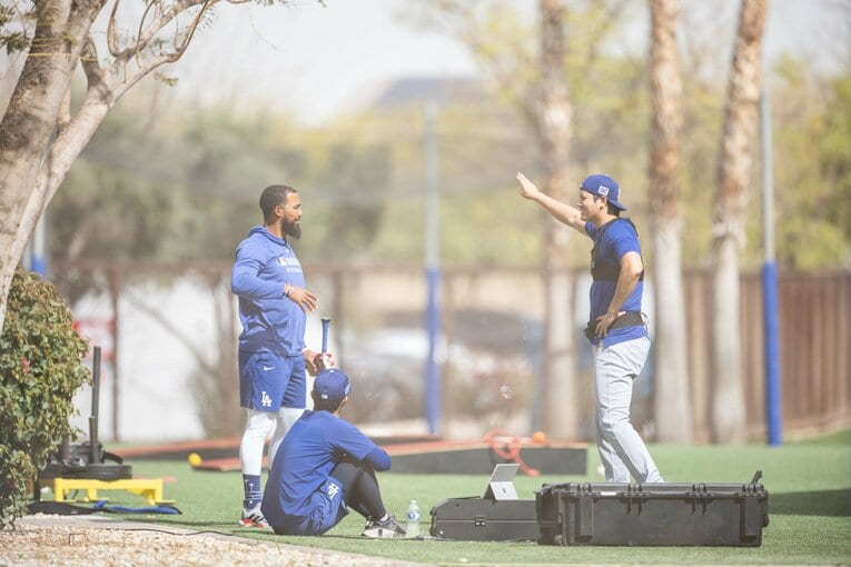 練習中にテオスカー・ヘルナンデスと談笑する大谷　©Nanae Suzuki