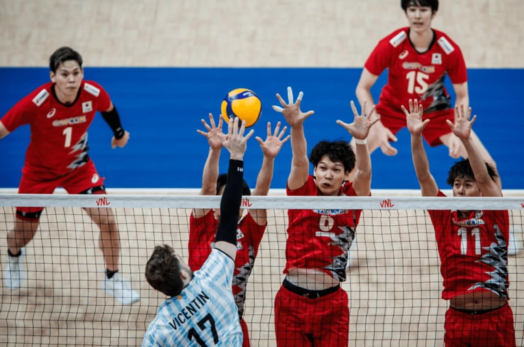 西田有志、山内晶大、富田将馬（VNLアルゼンチン戦）©︎Volleyball World