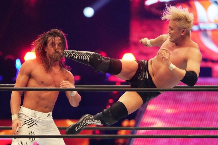 アントニオ猪木に捧げる延髄斬りを繰り出したオカダ・カズチカ（クリックすると「この記事の写真」に飛びます。流血等の過激な写真を含みますのでご注意ください）