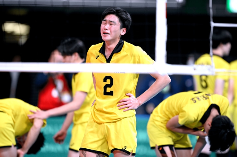 春高バレー優勝候補と目されたが、準々決勝敗退となった鎮西高校。2年生エースの一ノ瀬漣は試合後に涙を流した　©Hiroyuki Nakamura