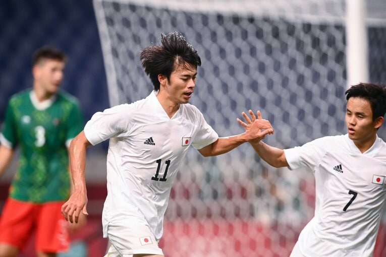 東京五輪メキシコ戦での三笘ゴールを祝福（1／2枚）　©Takuya Kaneko/JMPA