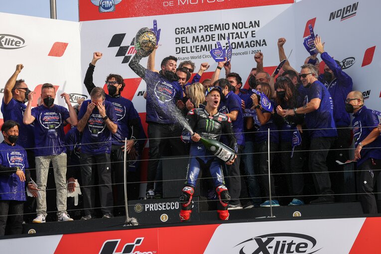 チャンピオン獲得を喜ぶクアルタラロとチームスタッフ　©Satoshi Endo