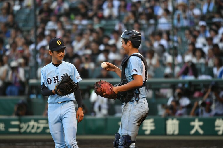 近江・林優樹（左）と有馬諒の2年生バッテリー、2018年夏の甲子園・準々決勝 近江vs金足農業　©︎Hideki Sugiyama