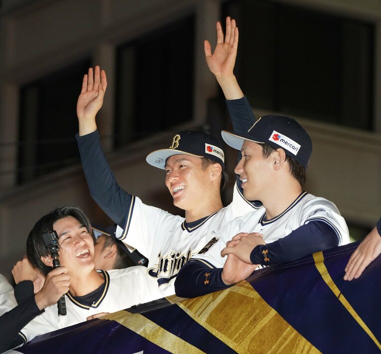優勝パレードで山本由伸、吉田正尚と並んで笑顔を見せる佐野さん　©SANKEI SHIMBUN