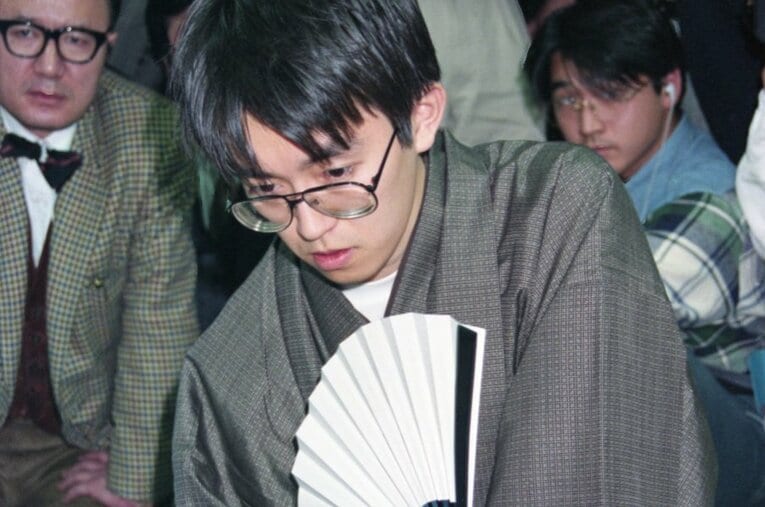 1996年2月14日、史上初の七冠独占。感想戦で対局を振り返る羽生善治　©KYODO