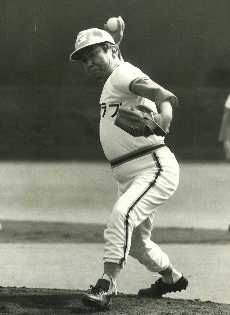 草野球でピッチャーをする父・洋平　©BUNGEISHUNJU