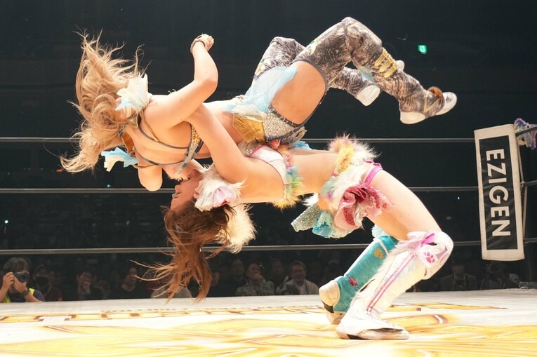 3発目のドラゴンスープレックスをビクトリア弓月に放つ岩谷麻優　©Essei Hara