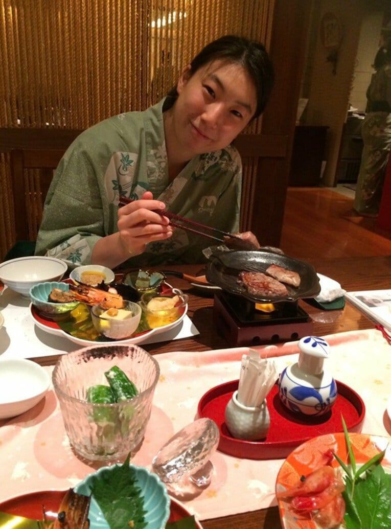 高3のインターハイを終えて母と温泉旅行（母・洋美さん提供）