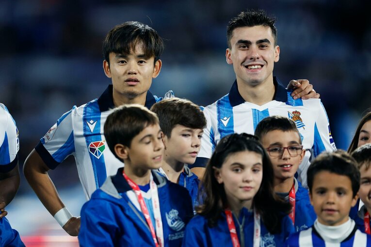 バレネチェアとニッコリ　©Daisuke Nakashima