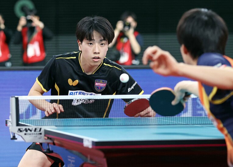 全日本男子シングルス準決勝で戸上に逆転負けを喫した篠塚。ゲームオールにもつれる大接戦だった　©︎JIJI PRESS