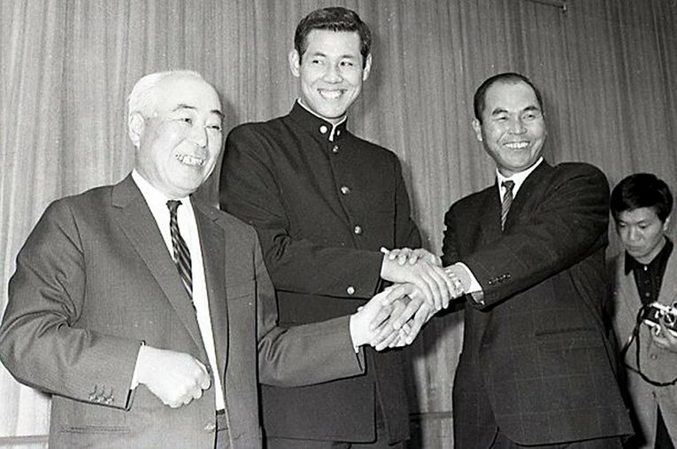 1968年、田淵幸一（中央）が、ドラフト1位指名され阪神に入団発表された際の一コマ。左は戸沢一隆球団代表、右は後藤次男監督 ／ photograph by JIJI PRESS