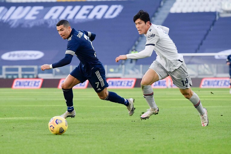 C・ロナウドとマッチアップする冨安健洋©Getty Images