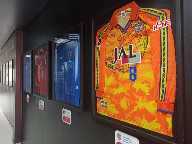 三都主サッカーアカデミーの事務所には所属したクラブのユニフォームが飾られていた