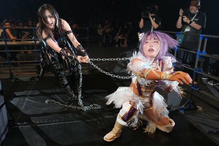 チェーンで中野たむを引っ張る上谷沙弥　©Essei Hara