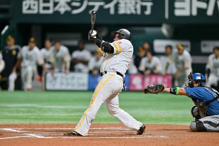 ［第1戦］山川、「三塁ゴロかと思った」サヨナラ打連続写真！　©Hideki Sugiyama