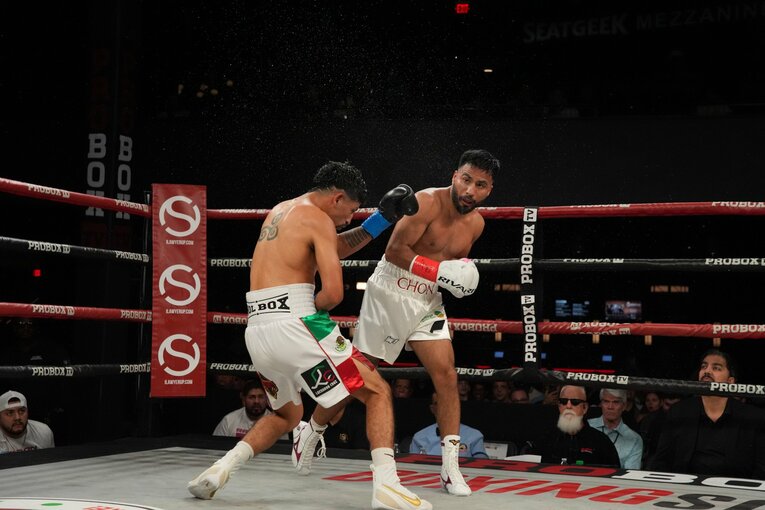 エリック・ロブレス（左）からKOを奪うラモン・カルデナス　©︎ProBoxTV