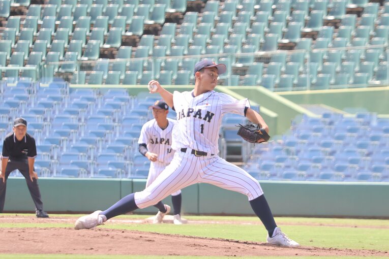 U18日本代表で力投する間木　©Fumi Sawai