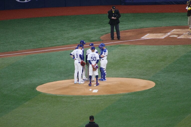 【開幕第2戦／21日】外野３階席からの観戦だったので、山本投手を写真に収めるために（安価だが）望遠レンズを買って持ってきた。そのレンズが活躍した時間は…予想外に短かった