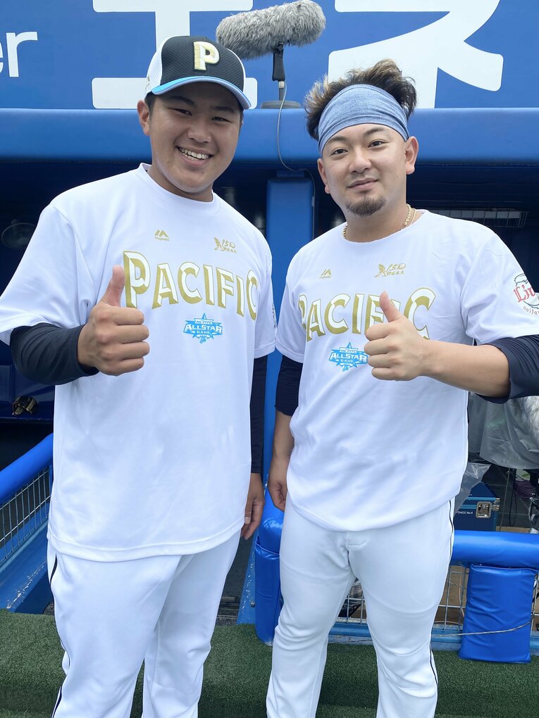 西武・森友哉と笑顔で写真に収まるロッテ・松川虎生　©Chiba Lotte Marines