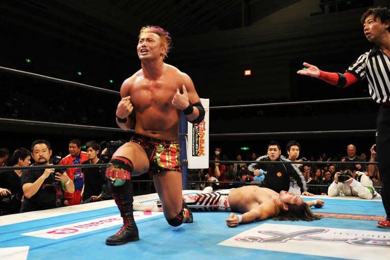 IWGP初挑戦で棚橋弘至に勝利したオカダ・カズチカ。この戴冠は「レインメーカーショック」と呼ばれた　©Essei Hara