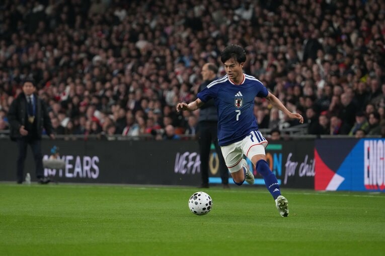 三笘薫のドリブル　©Masashi Hara