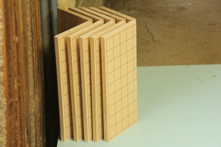 一枚一枚に“目を盛り”、それを並べていく作業もまた職人技だ　(C)Satoshi Shigeno