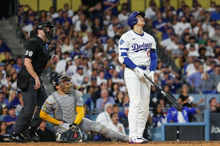 2本目の超特大弾。ホームランは確信し、どこまで飛ぶか見定めるように佇む姿が印象的だった　©Getty Images