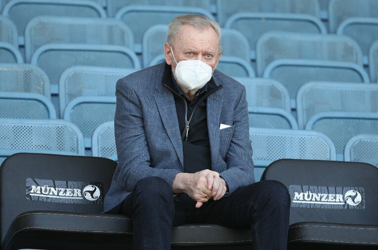 2021年5月、SKシュトゥルム・グラーツ対レッドブル・ザルツブルクの試合会場を訪れたオシム。体調は良かったり悪かったりだが、眼光の鋭さは健在だ　©Getty Images